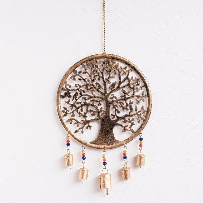  ドアチャイムなどへ！手作りのやさしい音色 インドの銅仕上げベル付きハンギング - 如意樹〔約55cm〕 6 - 壁に掛けてみました