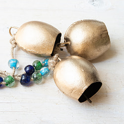 ドアチャイムなどへ！手作りのやさしい音色 インドの銅仕上げカウベル　ハンギング - ゴールドトリプルベル〔約30cm〕 - サブ5