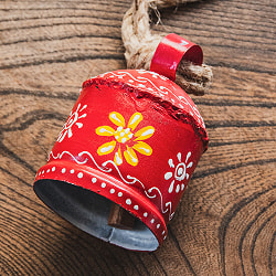 ジュート紐とハンドペイントの 手作りベル インドの素朴な味わい 縦：約9cm 横：約6.5cm  鐘形 赤 - サブ2