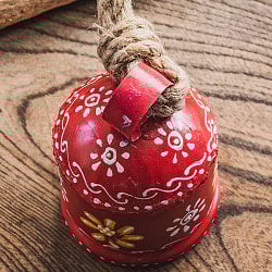 ジュート紐とハンドペイントの 手作りベル インドの素朴な味わい 縦：約9cm 横：約6.5cm  鐘形 赤 - サブ3