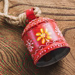 ジュート紐とハンドペイントの 手作りベル インドの素朴な味わい 縦：約9cm 横：約6.5cm  鐘形 赤 - サブ4