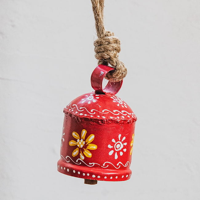 ジュート紐とハンドペイントの 手作りベル インドの素朴な味わい 縦：約9cm 横：約6.5cm  鐘形 赤 7 - 吊り下げてみました。ドアベルやお部屋の装飾にどうぞ