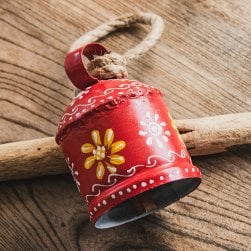 ジュート紐とハンドペイントの 手作りベル インドの素朴な味わい 縦：約9cm 横：約6.5cm  鐘形 赤