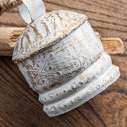 ジュート紐とハンドペイントの 手作りベル インドの素朴な味わい 縦：約8.5cm 横：約6cm  鐘形 白 - サブ2