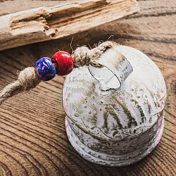 ジュート紐とハンドペイントの 手作りベル インドの素朴な味わい 縦：約8.5cm 横：約6cm  鐘形 白 - サブ3