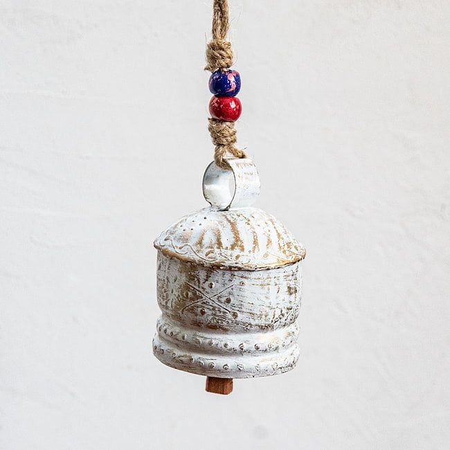 ジュート紐とハンドペイントの 手作りベル インドの素朴な味わい 縦：約8.5cm 横：約6cm  鐘形 白 7 - 吊り下げてみました。ドアベルやお部屋の装飾にどうぞ