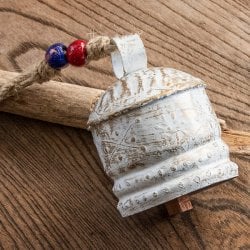 ジュート紐とハンドペイントの 手作りベル インドの素朴な味わい 縦：約8.5cm 横：約6cm  鐘形 白(ID-FRN-127)