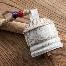 ジュート紐とハンドペイントの 手作りベル インドの素朴な味わい 縦：約8.5cm 横：約6cm  鐘形 白