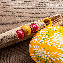 ジュート紐とハンドペイントの 手作りベル インドの素朴な味わい 縦：約9cm 横：約8cm    ふくら形 黄 - サブ3