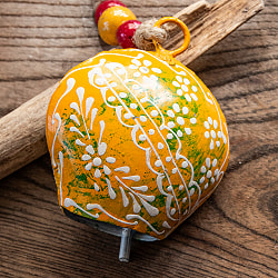 ジュート紐とハンドペイントの 手作りベル インドの素朴な味わい 縦：約9cm 横：約8cm    ふくら形 黄 - サブ4