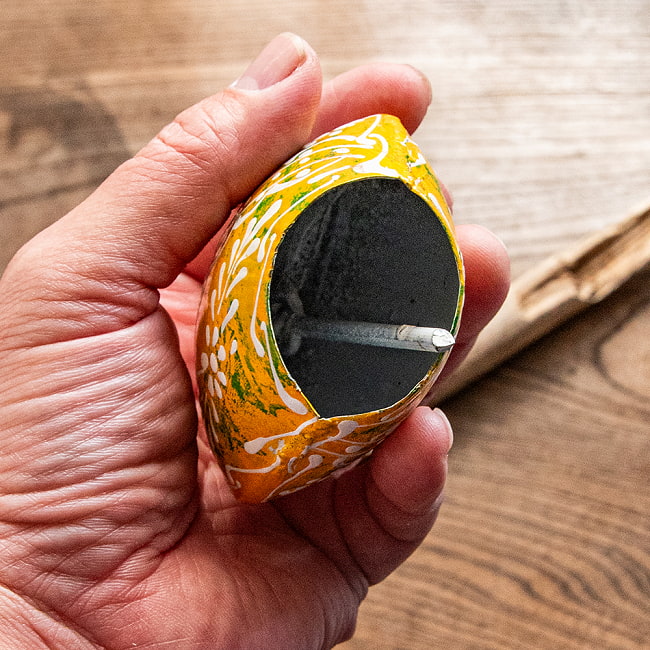 ジュート紐とハンドペイントの 手作りベル インドの素朴な味わい 縦：約9cm 横：約8cm    ふくら形 黄 5 - ベル内部の写真です。