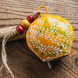 ジュート紐とハンドペイントの 手作りベル インドの素朴な味わい 縦：約9cm 横：約8cm    ふくら形 黄の商品写真