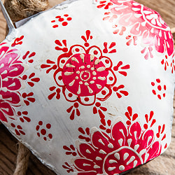 ジュート紐とハンドペイントの 手作りベル インドの素朴な味わい 縦：約12cm 横：約11cm  ふくら形 白＆ピンク - サブ2