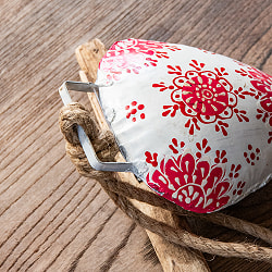 ジュート紐とハンドペイントの 手作りベル インドの素朴な味わい 縦：約12cm 横：約11cm  ふくら形 白＆ピンク - サブ4