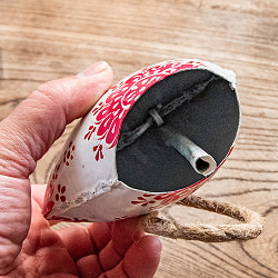 ジュート紐とハンドペイントの 手作りベル インドの素朴な味わい 縦：約12cm 横：約11cm  ふくら形 白＆ピンク - サブ5