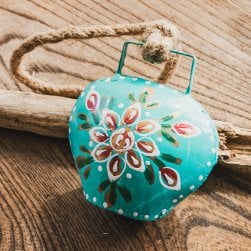 ジュート紐とハンドペイントの 手作りベル インドの素朴な味わい 縦：約9cm 横：約9cm    ふくら形 ピーコック