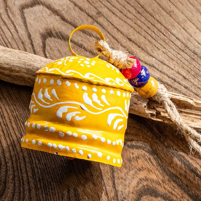 ジュート紐とハンドペイントの 手作りベル インドの素朴な味わい 縦：約8cm 横：約6.5cm  鐘形 黄 2 - アップにして撮ってみました。