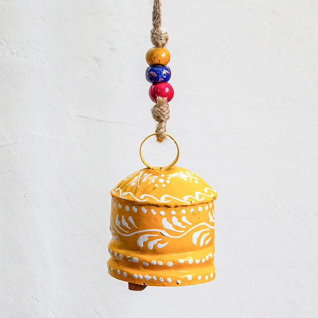 ジュート紐とハンドペイントの 手作りベル インドの素朴な味わい 縦：約8cm 横：約6.5cm  鐘形 黄 7 - 吊り下げてみました。ドアベルやお部屋の装飾にどうぞ