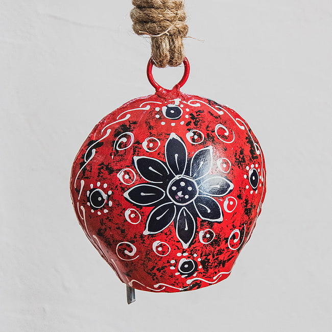 ジュート紐とハンドペイントの 手作りベル インドの素朴な味わい 縦：約11cm 横：約9.5cm ふくら形 赤 7 - 吊り下げてみました。ドアベルやお部屋の装飾にどうぞ