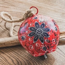 ジュート紐とハンドペイントの 手作りベル インドの素朴な味わい 縦：約11cm 横：約9.5cm ふくら形 赤(ID-FRN-132)