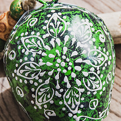 ジュート紐とハンドペイントの 手作りベル インドの素朴な味わい 縦：約10cm 横：約7cm   ふくら形 緑 - サブ2