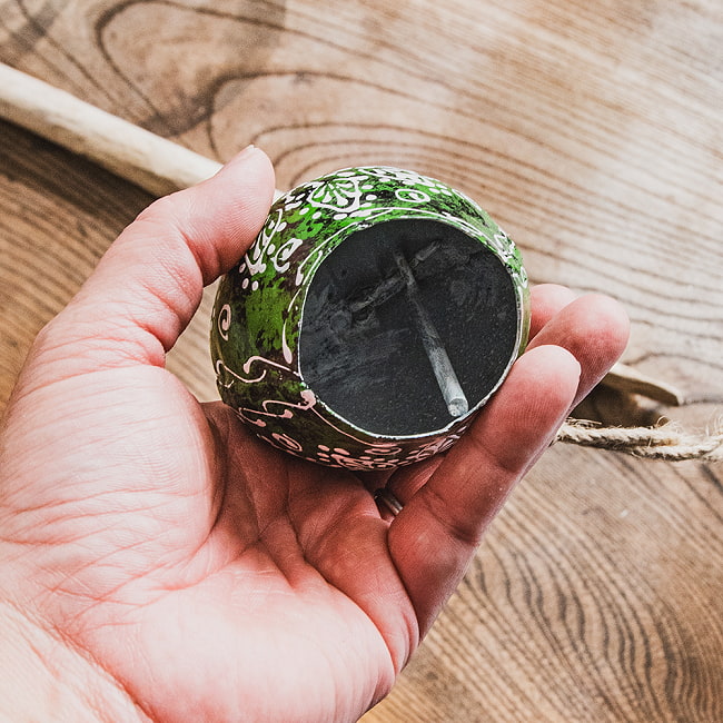 ジュート紐とハンドペイントの 手作りベル インドの素朴な味わい 縦：約10cm 横：約7cm   ふくら形 緑 5 - ベル内部の写真です。