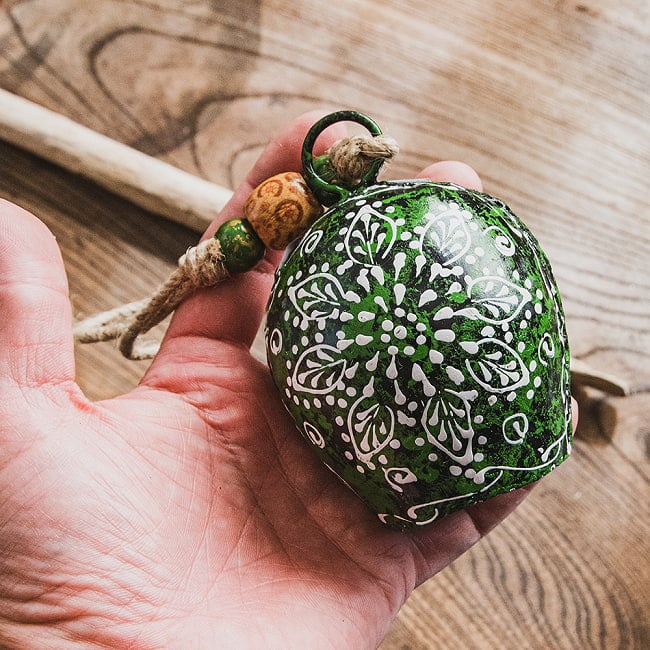 ジュート紐とハンドペイントの 手作りベル インドの素朴な味わい 縦：約10cm 横：約7cm   ふくら形 緑 6 - これくらいのサイズ感になります。