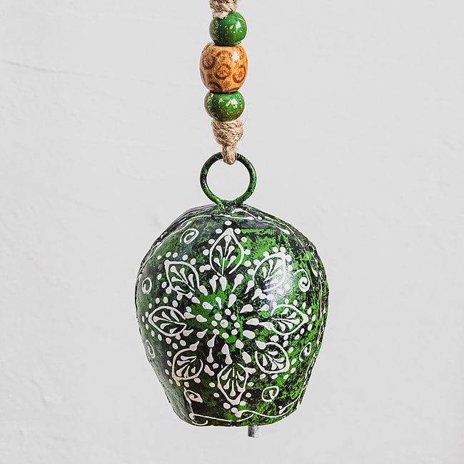 ジュート紐とハンドペイントの 手作りベル インドの素朴な味わい 縦：約10cm 横：約7cm   ふくら形 緑 7 - 吊り下げてみました。ドアベルやお部屋の装飾にどうぞ
