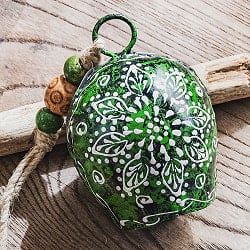 ジュート紐とハンドペイントの 手作りベル インドの素朴な味わい 縦：約10cm 横：約7cm   ふくら形 緑の商品写真