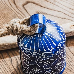 ジュート紐とハンドペイントの 手作りベル インドの素朴な味わい 縦：約12cm 横：約7cm   鐘形 ブルー - サブ3