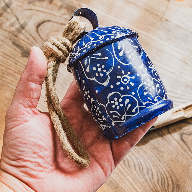 ジュート紐とハンドペイントの 手作りベル インドの素朴な味わい 縦：約12cm 横：約7cm   鐘形 ブルー 6 - これくらいのサイズ感になります。