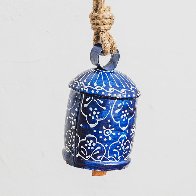 ジュート紐とハンドペイントの 手作りベル インドの素朴な味わい 縦：約12cm 横：約7cm   鐘形 ブルー 7 - 吊り下げてみました。ドアベルやお部屋の装飾にどうぞ