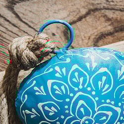 ジュート紐とハンドペイントの 手作りベル インドの素朴な味わい 縦：約12cm 横：約10cm  ふくら形 水色 - サブ3