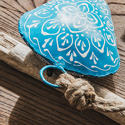 ジュート紐とハンドペイントの 手作りベル インドの素朴な味わい 縦：約12cm 横：約10cm  ふくら形 水色 - サブ4