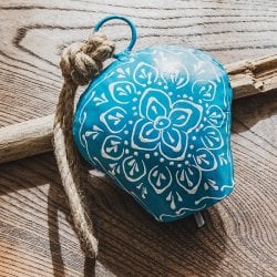 ジュート紐とハンドペイントの 手作りベル インドの素朴な味わい 縦：約12cm 横：約10cm  ふくら形 水色(ID-FRN-136)