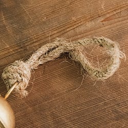 ジュート紐の まんまるカウベル インドの素朴な味わい 直径5.5cm程度 - サブ4