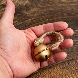 ジュート紐の まんまるカウベル インドの素朴な味わい 直径4cm程度 - サブ5