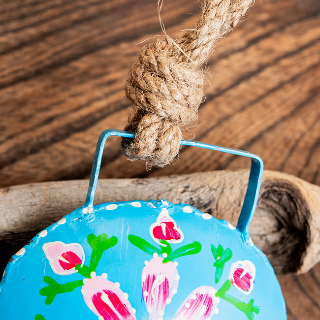 ジュート紐とハンドペイントの 手作りベル インドの素朴な味わい 縦：約9cm 横：約８cm    ふくら形 水色 3 - ロープの結び目部分です。