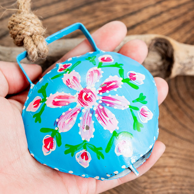 ジュート紐とハンドペイントの 手作りベル インドの素朴な味わい 縦：約9cm 横：約８cm    ふくら形 水色 4 - 手に持ってみました。