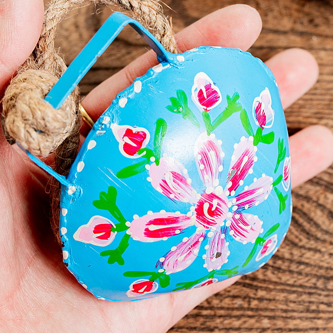 ジュート紐とハンドペイントの 手作りベル インドの素朴な味わい 縦：約9cm 横：約８cm    ふくら形 水色 5 - これくらいのサイズ感になります。