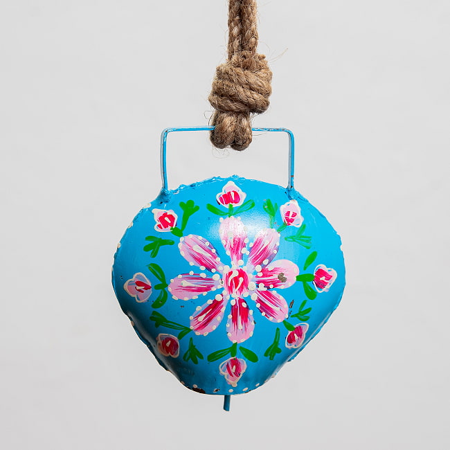 ジュート紐とハンドペイントの 手作りベル インドの素朴な味わい 縦：約9cm 横：約８cm    ふくら形 水色 7 - 吊り下げてみました。ドアベルやお部屋の装飾にどうぞ