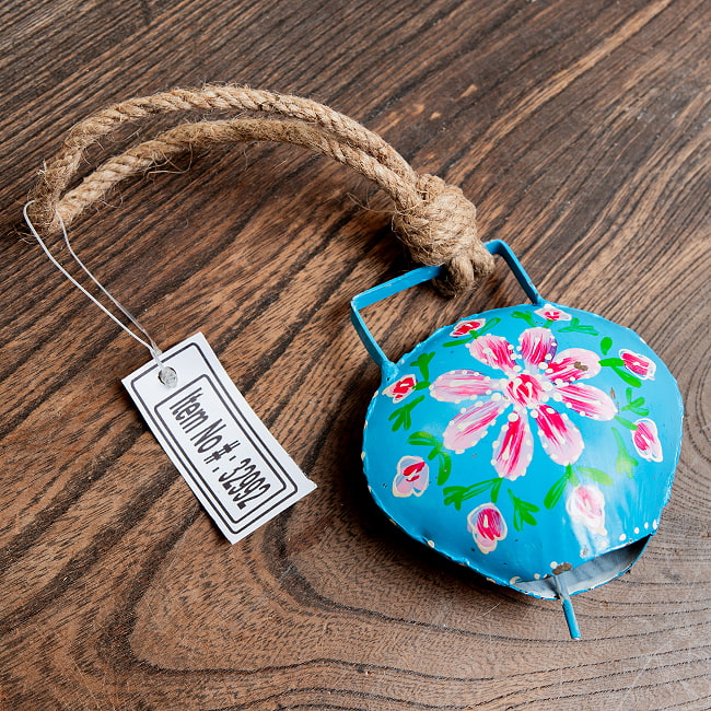 ジュート紐とハンドペイントの 手作りベル インドの素朴な味わい 縦：約9cm 横：約８cm    ふくら形 水色 8 - 現地の型番タグが付いています