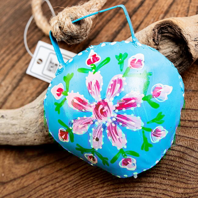 ジュート紐とハンドペイントの 手作りベル インドの素朴な味わい 縦：約9cm 横：約８cm    ふくら形 水色の写真ドアベル,熊よけ鈴,ドア鈴,呼び鈴,ハンギング,ベル,カントリー,カウベル,ドアチャイム,オーナメント,デコレーション,ハンドペイント