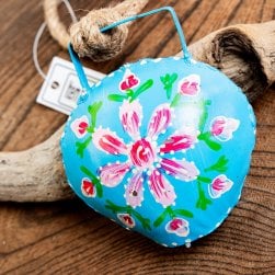 ジュート紐とハンドペイントの 手作りベル インドの素朴な味わい 縦：約9cm 横：約８cm    ふくら形 水色