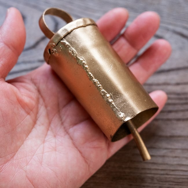 【3個セット】手作りのやさしい音色 インドの銅仕上げベル-【3.5cm*9cm】 5 - このくらいのサイズ感になります