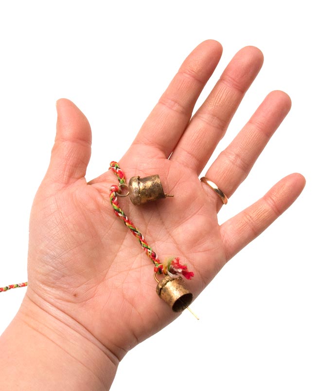 小さいサイズがかわいい!手作りのやさしい音色 インドの銅仕上げカウベル-【1.5cm*1cm*95cm】 5 - 手に持ってみるとこのくらいのサイズです。
