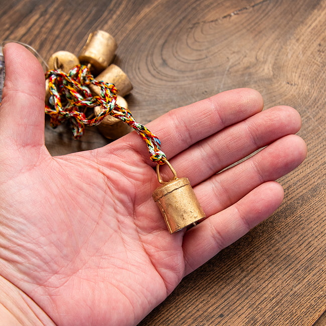 ドアチャイムなどへ！手作りのやさしい音色 インドの銅仕上げカウベル-【2cm*1.5cm*110cm-120cm】 5 - 鈴を手にとって見るとこれくらいの大きさです。