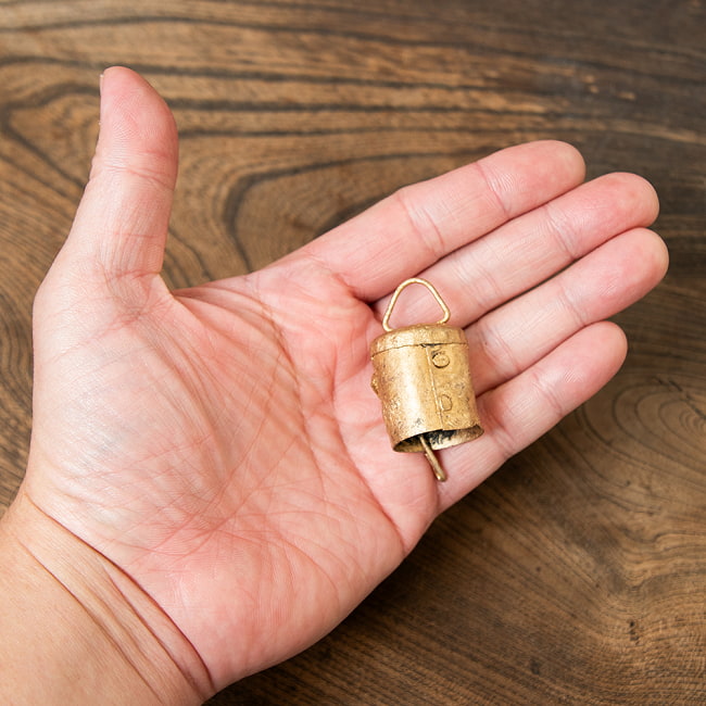 【送料無料・6個セット】【5個セット】手作りのやさしい音色 インドの銅製ベル-【2.5cm*2cm】 6 - このくらいのサイズ感になります