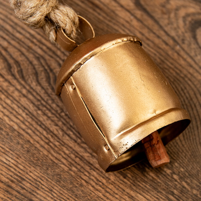 【送料無料・6個セット】ドアチャイムなどへ！手作りのやさしい音色 インドの銅製カウベル-【6cm*9cm】 5 - 木の振り子なので独特のやさしい音色がしてきます