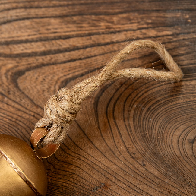 【送料無料・6個セット】ドアチャイムなどへ！手作りのやさしい音色 インドの銅製カウベル-【6cm*9cm】 6 - 縄がついてくるので、フックなどに取り付けるのも楽ですよ。